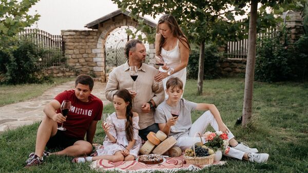 Семья Колесниковых, владельцев винодельни в Ставрополье