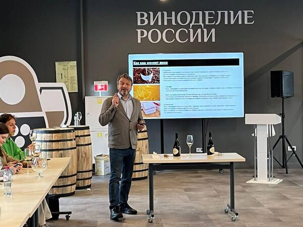 Лекции Винная политика ресторана для студентов специальности Ресторанное дело РАНХиГС, автор курса – винный эксперт, руководитель комитета ФРИО по российскому виноделию Юрий Юдич