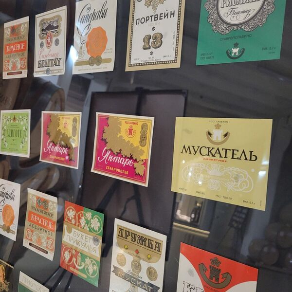 Выставка этикеток советского периода в производственных цехах винодельни Фанагория