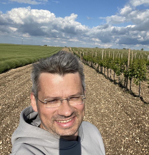 Основатель и винодел хозяйства Ароматное на винограднике (Крым, Бахчисарай, с. Ароматное)