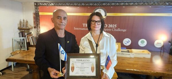 Основатель и СЕО винного конкурса TERRAVINO – Хаим Ган и руководитель проектного медиа офиса АВВР, член жюри от России – Оксана Быханова