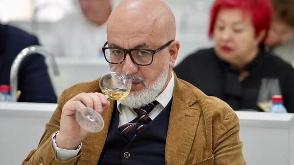 Дегустации в рамках винного конкурса Кубок АВВР 2025. Артур Саркисян, президент Союза сомелье и экспертов России Дегустации в рамках винного конкурса Кубок АВВР 2025. Артур Саркисян, президент Союза сомелье и экспертов России