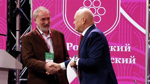 Дмитрий Киселев и Александр Ослон на пленарном заседании Вино России. Первая пятилетка в рамках Российского винодельческого форума. Ноябрь, 2025