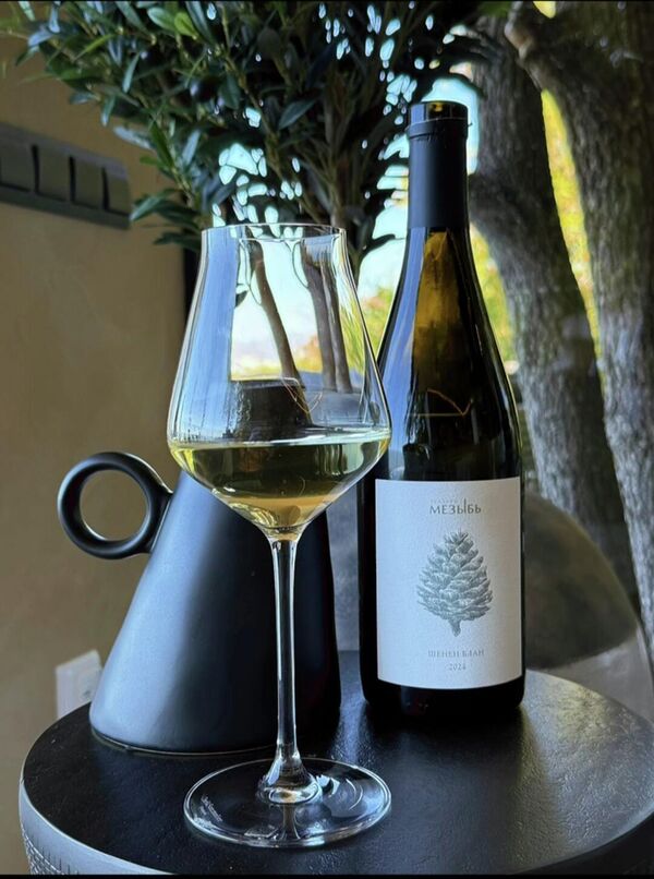 Вино сухое белое Усадьба Мезыбь Шишка. Шенен Блан 2024