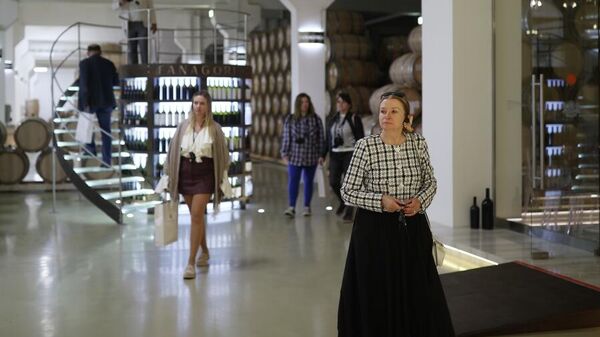 Посетители на предприятии Фанагория в Краснодарском крае. Агропромышленная фирма Фанагория – одно из крупнейших винодельческих предприятий России полного цикла производства. Посетители на предприятии Фанагория в Краснодарском крае. Агропромышленная фирма Фанагория – одно из крупнейших винодельческих предприятий России полного цикла производства.