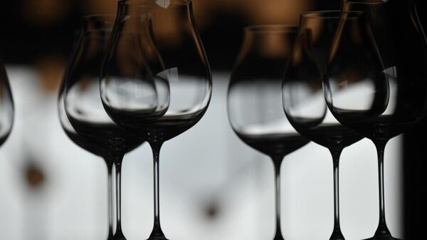 Экспозиция на Эногастрономическом фестивале на территории Центра винного туризма WINEPARK в Ялте, где винодельческие предприятия полуострова проводят выставку-дегустацию своей продукции.