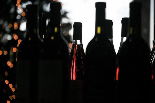 Бутылки с вином в магазине Севастополя