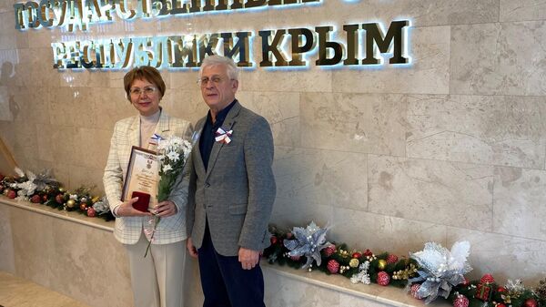 Загоруйко Виктор Афанасьевич и Чурсина Ольга Алексеевна получают награду в Государственном совете Республики Крым