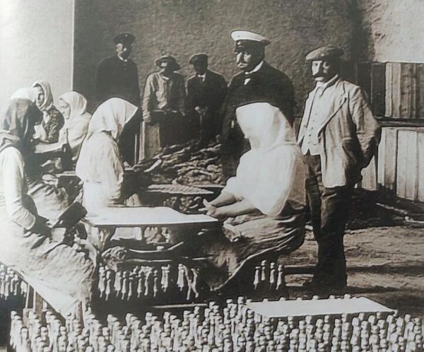 Имение Абрау-Дюрсо, 1913 г. На переднем плане стоят: управляющий А. В. Келлер и главный шампанист В. Дравиньи (справа) 