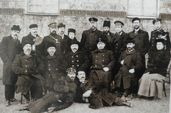 Служащие имения Абрау-Дюрсо, около 1913 г. В центре сидят: главный шампанист В. Дравиньи и управляющий А. В. Келлер (средний ряд, справа от центра)